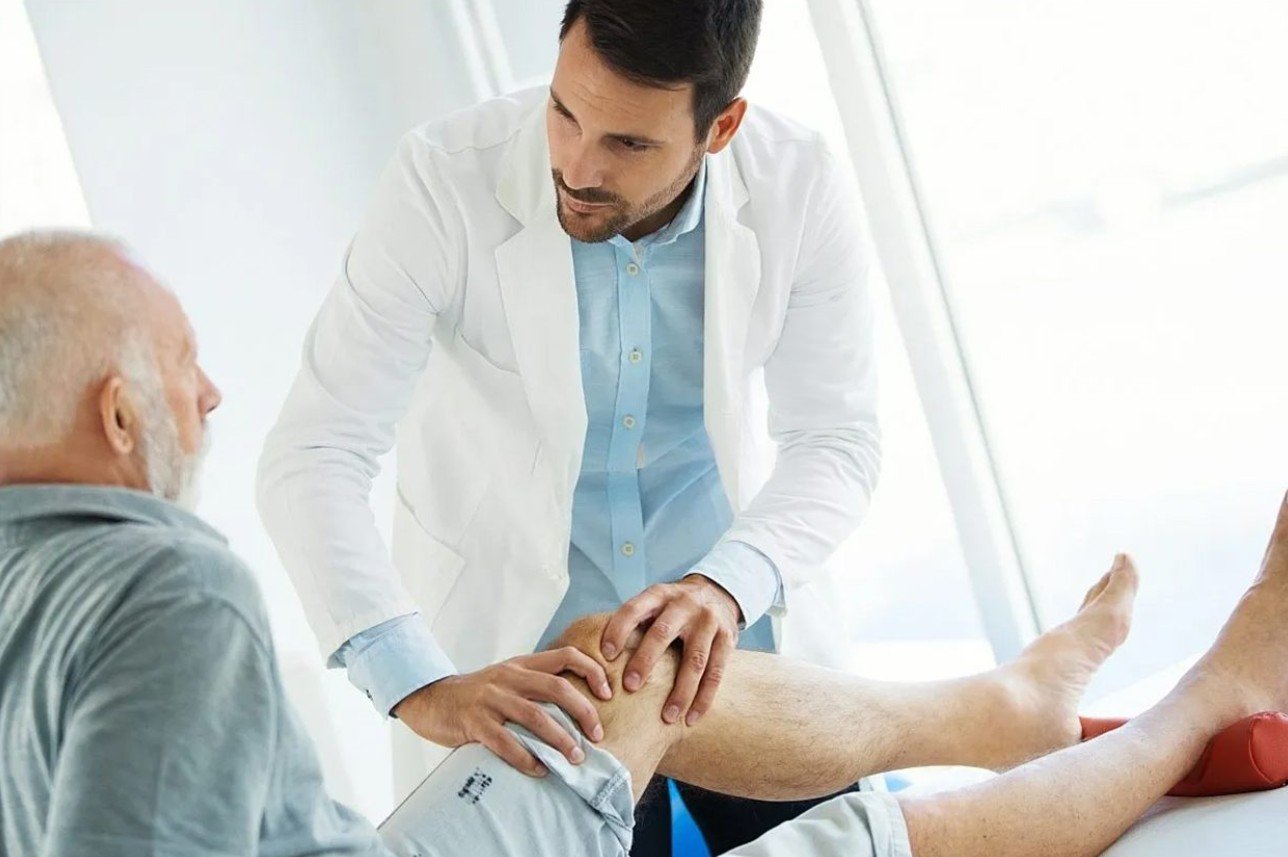 Doctor consulting patient about regenerative therapy — Viezec Healthcare